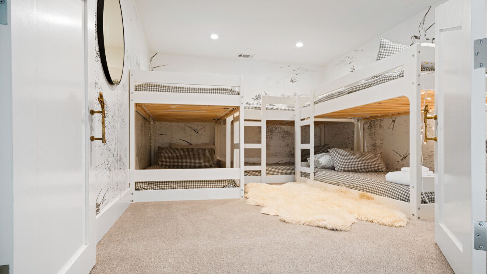 4 slaapkamers, een strijkplank/strijkijzer, reisbedje, gratis wifi