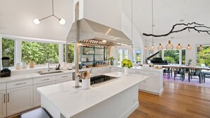 Frigorífico, horno, placa de cocina y lavavajillas