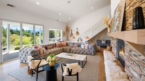 Smart TV, fireplace