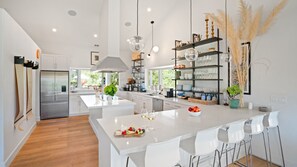 Een koelkast, een oven, een kookplaat, een vaatwasser