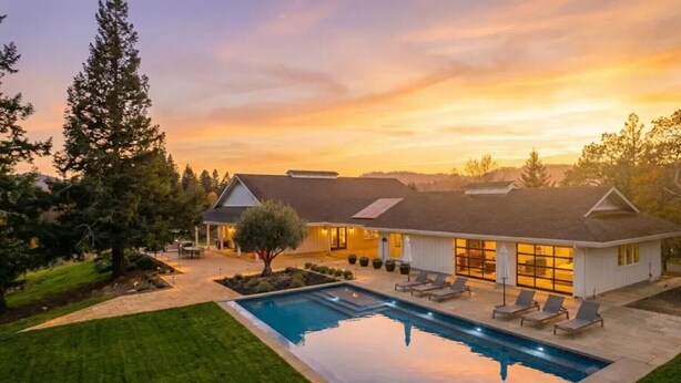 A modern house with a swimming pool, a covered patio, and a well-maintained lawn. - Farmstay Estate | Pool & Honey Farm | Cedar Hot Tub | Healdsburg | Sleeps 8 (Healdsburg)