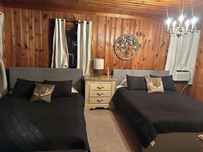2 bedrooms, WiFi, bed sheets - Cozy 2-bedroom bungalow on Lake St Clair with plenty of room to dock your boat! (New Baltimore)