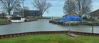 Cozy 2-bedroom bungalow on Lake St Clair with plenty of room to dock your boat!