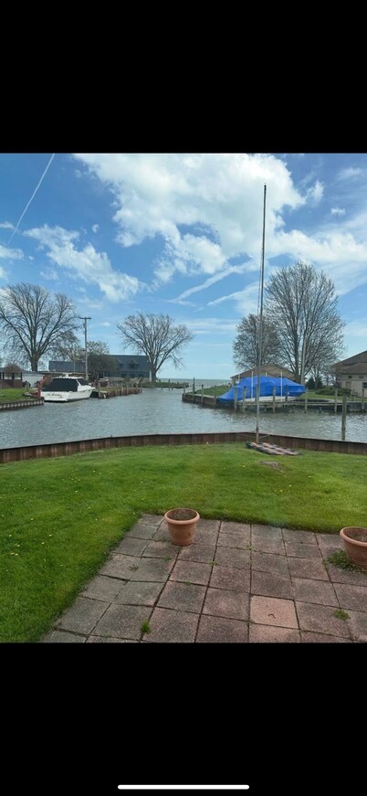 Cozy 2-bedroom bungalow on Lake St Clair with plenty of room to dock your boat!