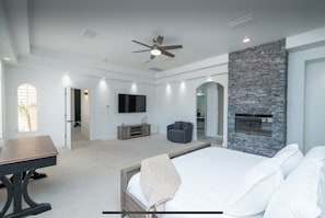 5 bedrooms, iron/ironing board, WiFi, bed sheets - 4400 SqFt Luxury Estate W/Pool&Spa, Billiards, Entertainment and Comfort (Lake Havasu City)