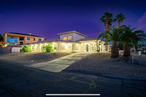 Exterior - 4400 SqFt Luxury Estate W/Pool&Spa, Billiards, Entertainment and Comfort (Lake Havasu City)