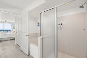 Dusche, Whirlpool, Haartrockner, Handtücher