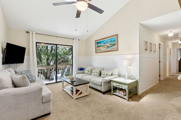 Lovely Living Room and balcony with a live oak tree of your very own