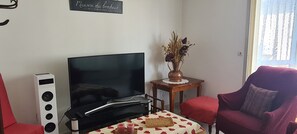 Smart TV, books, stereo - The Emerillon route (Royan)