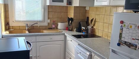 Coffee/tea maker, fridge, microwave, oven