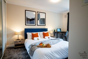 3 bedrooms, iron/ironing board, free WiFi, bed sheets - 3x Bedroom House (Sleeps 6x) (Warwickshire)