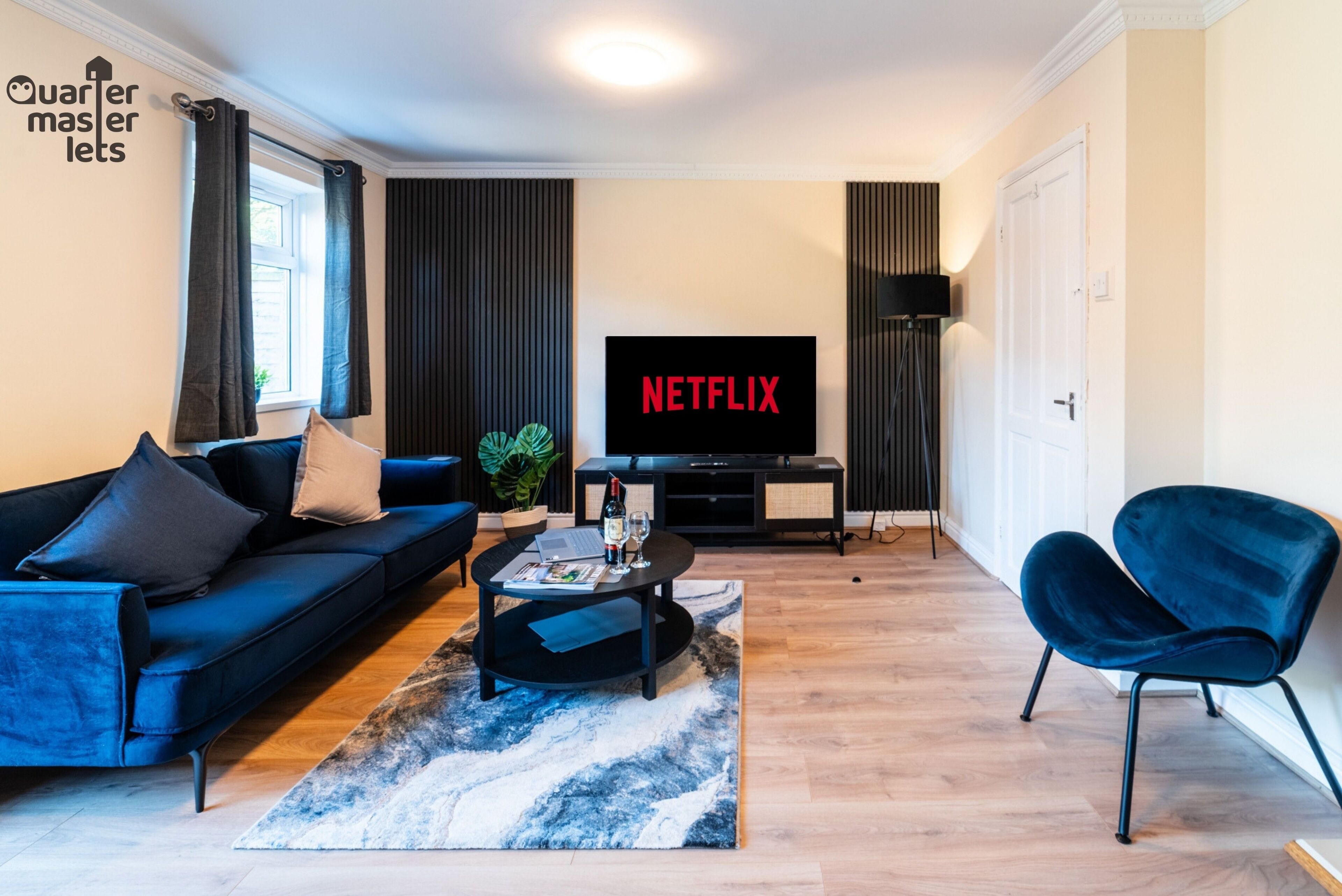 Televisie, een open haard en boeken