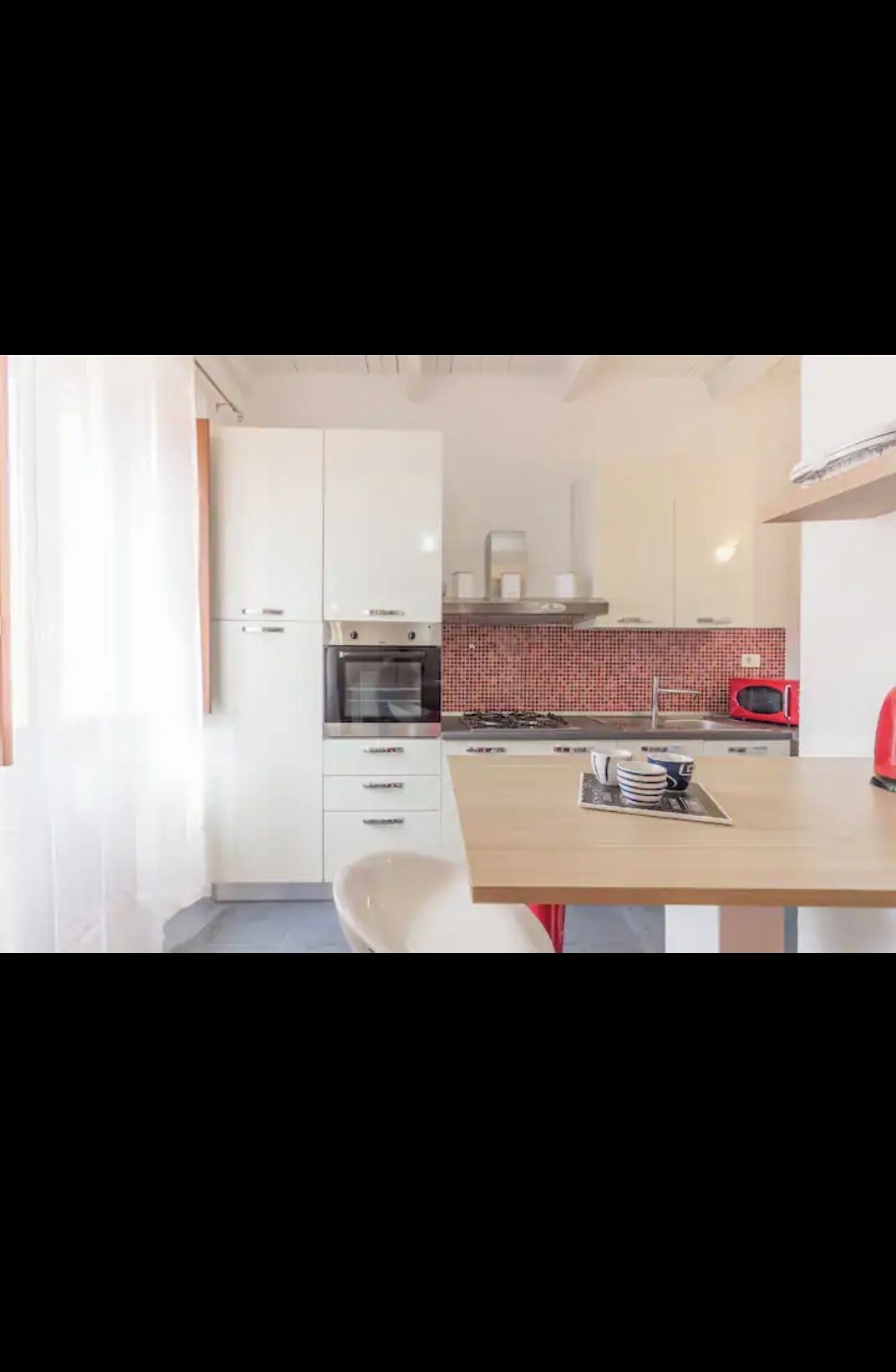 Frigorifero, microonde, forno, piano cottura