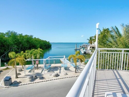 Anchor by the Sea
Beautiful renovated camper with a fresh coastal design