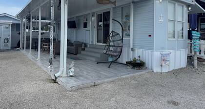 Anchor by the Sea
Beautiful renovated camper with a fresh coastal design