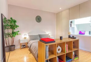 1 habitación, tabla de planchar con plancha, wifi y ropa de cama