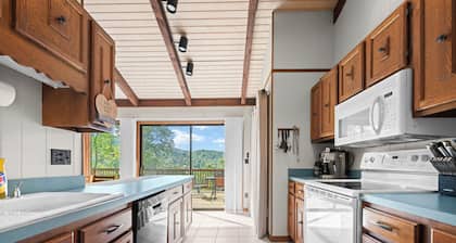 The Gathering Place, 5 bedroom, 4 bathroom at Sugar Mountain Near Boone!