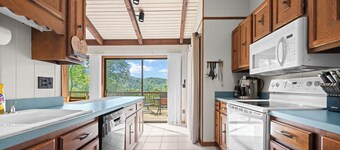 The Gathering Place, 5 bedroom, 4 bathroom at Sugar Mountain Near Boone!