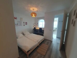 2 slaapkamers, een strijkplank/strijkijzer, wifi, beddengoed