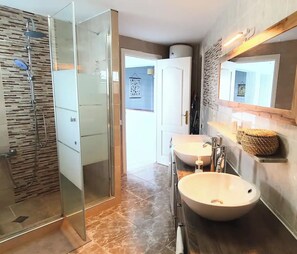 Een douche, een haardroger, handdoeken, zeep