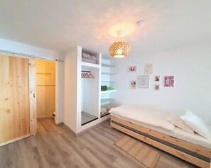 2 bedrooms, iron/ironing board, WiFi, bed sheets