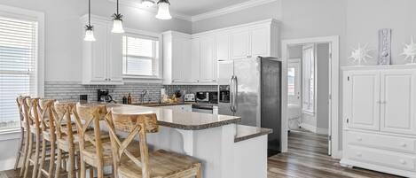 Een koelkast, een microgolfoven, een oven, een kookplaat