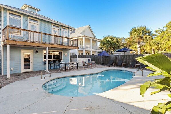 Alberca al aire libre y alberca climatizada