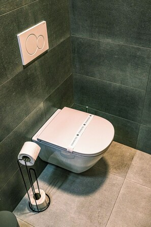 Regadera, toallas, jabón, papel de baño 