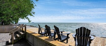 Cozy Lake Erie Getaway | Deck Firepit Point Pelee
