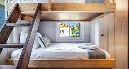 Cozy Lake Erie Getaway | Deck Firepit Point Pelee