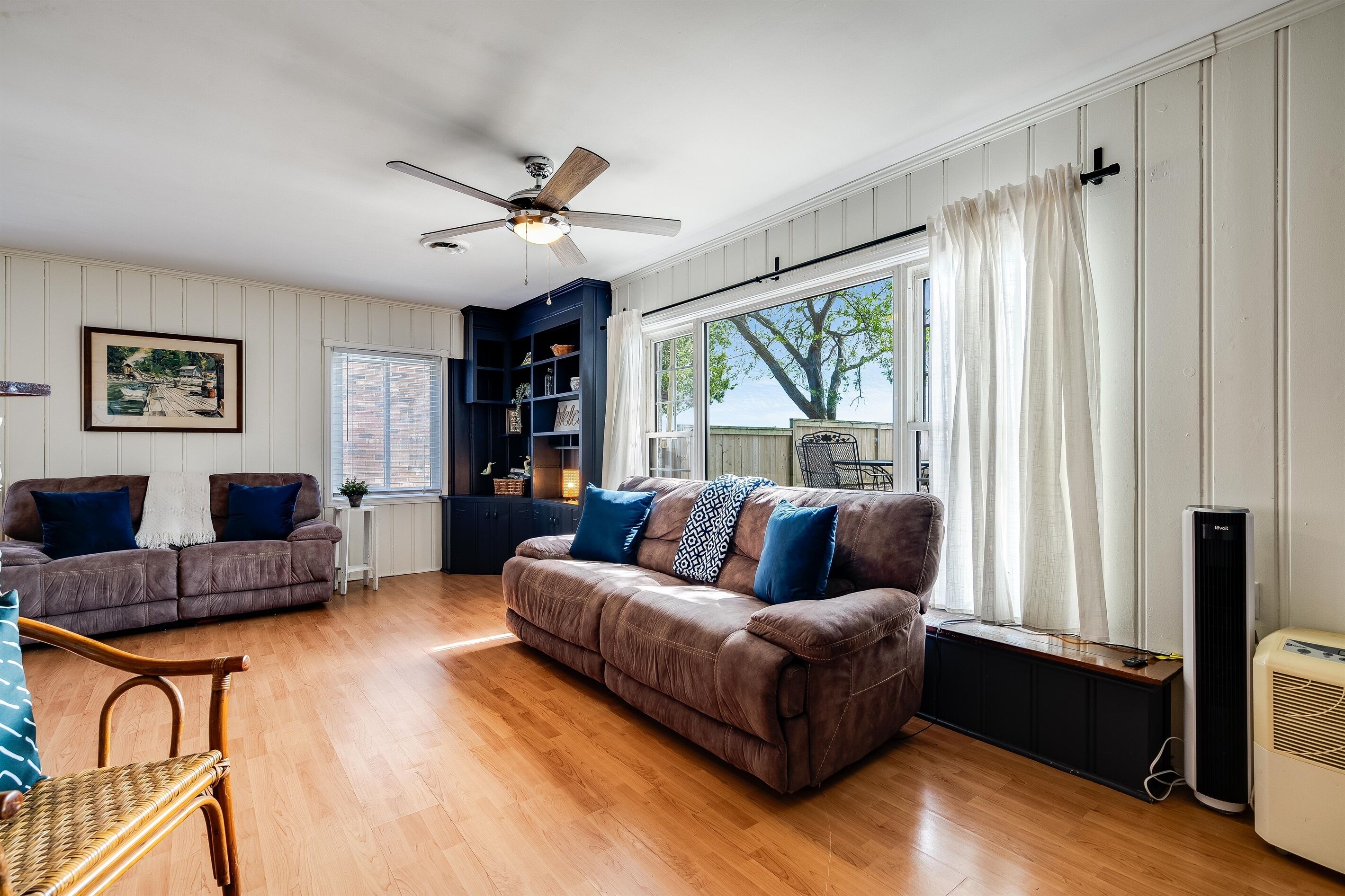 Una Smart TV, una chimenea, un reproductor de DVD, libros