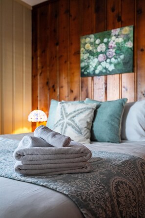 2 bedrooms, iron/ironing board, free WiFi, bed sheets