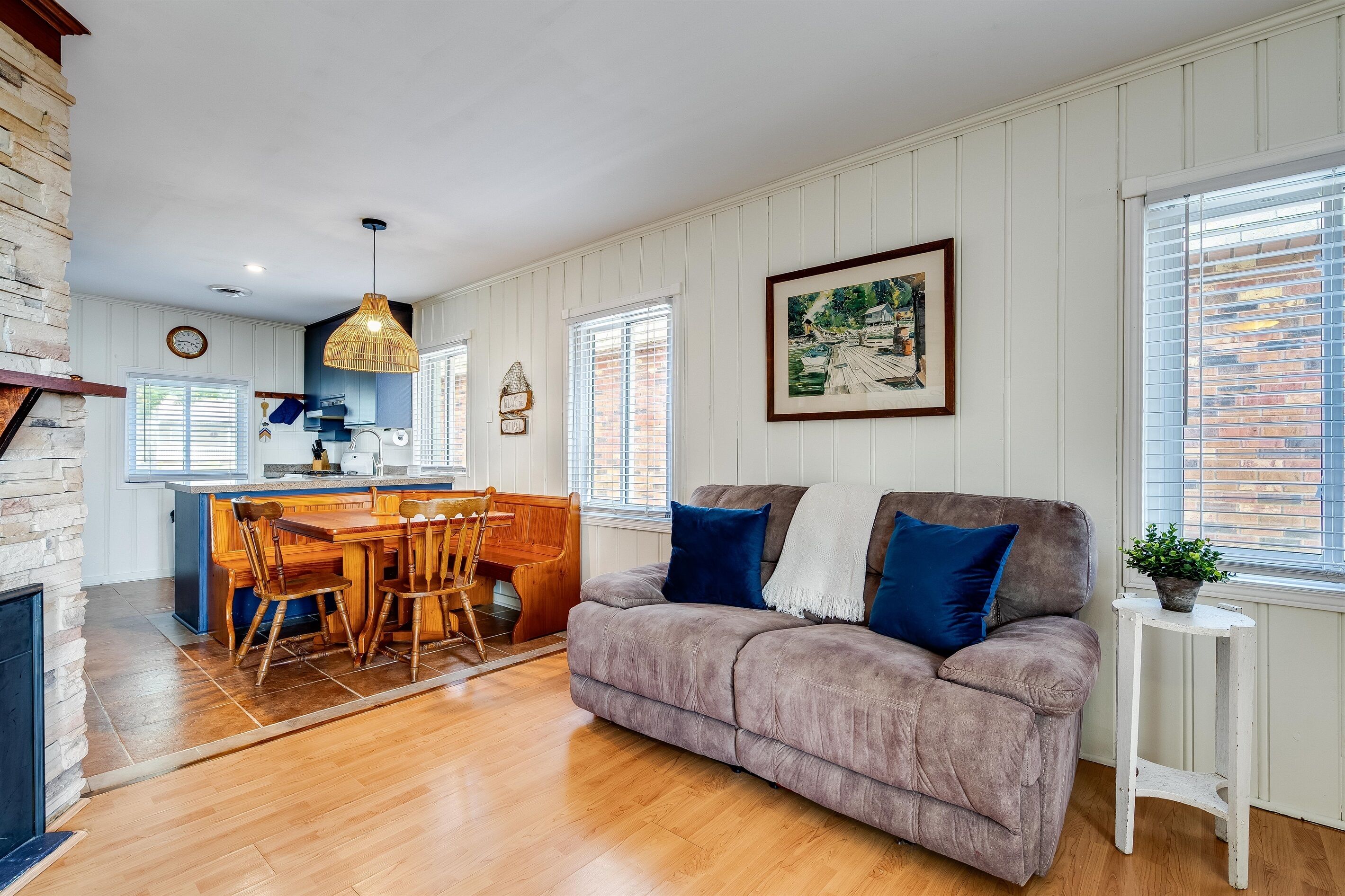 Una Smart TV, una chimenea, un reproductor de DVD, libros