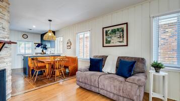 Una Smart TV, una chimenea, un reproductor de DVD, libros