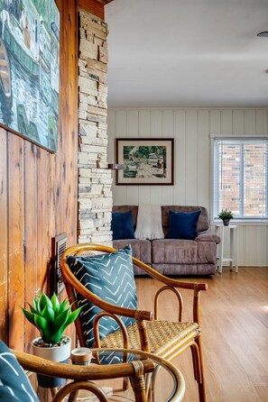 Smart TV, fireplace, DVD player, books - Drifter's Landing on Lake Erie (Leamington)