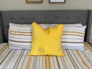 1 bedroom, WiFi, bed sheets - 2639 Observatory Avenue, Unit 1 · Hyde Park Hideaway Close to Square & Downtown! (Cincinnati)