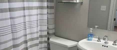 Haartrockner, Handtücher, Seife, Toilettenpapier