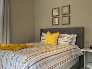 1 bedroom, WiFi, bed sheets - 2639 Observatory Avenue, Unit 1 · Hyde Park Hideaway Close to Square & Downtown! (Cincinnati)