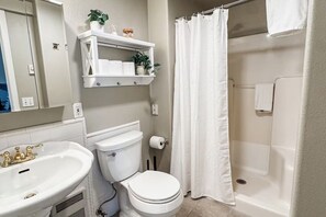 Secador de pelo, toallas, jabón, papel higiénico