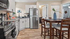 Private kitchen - Sea Sound Escape 10 Min Walk To Beach, Frank Brown (Panama City Beach)