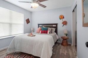 Iron/ironing board, WiFi - Sea Sound Escape 10 Min Walk To Beach, Frank Brown (Panama City Beach)