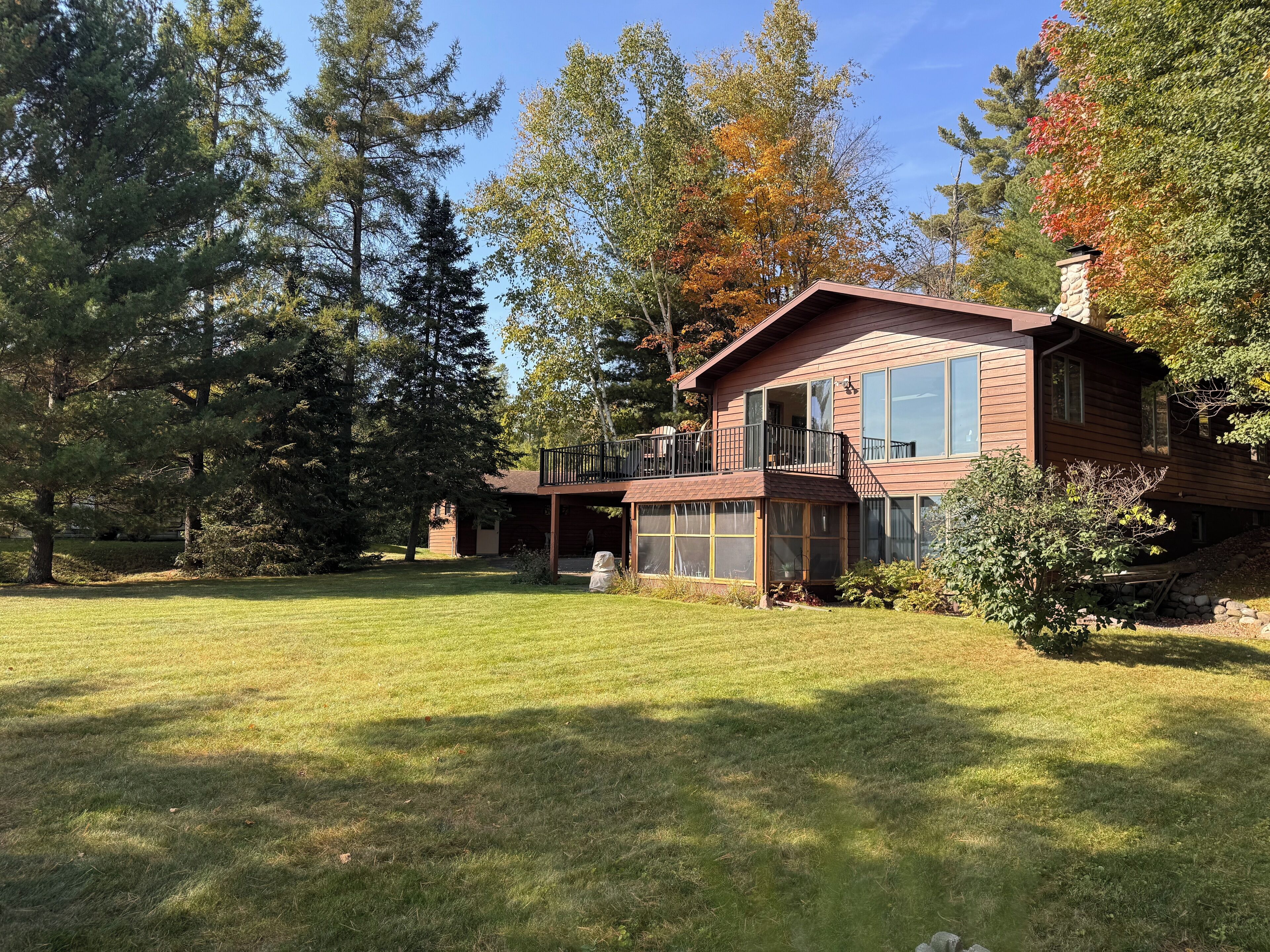 Beautiful level yard right on the water!