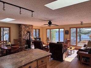 Älytelevisio, takka, DVD-soitin, pöytäjalkapallopöytä