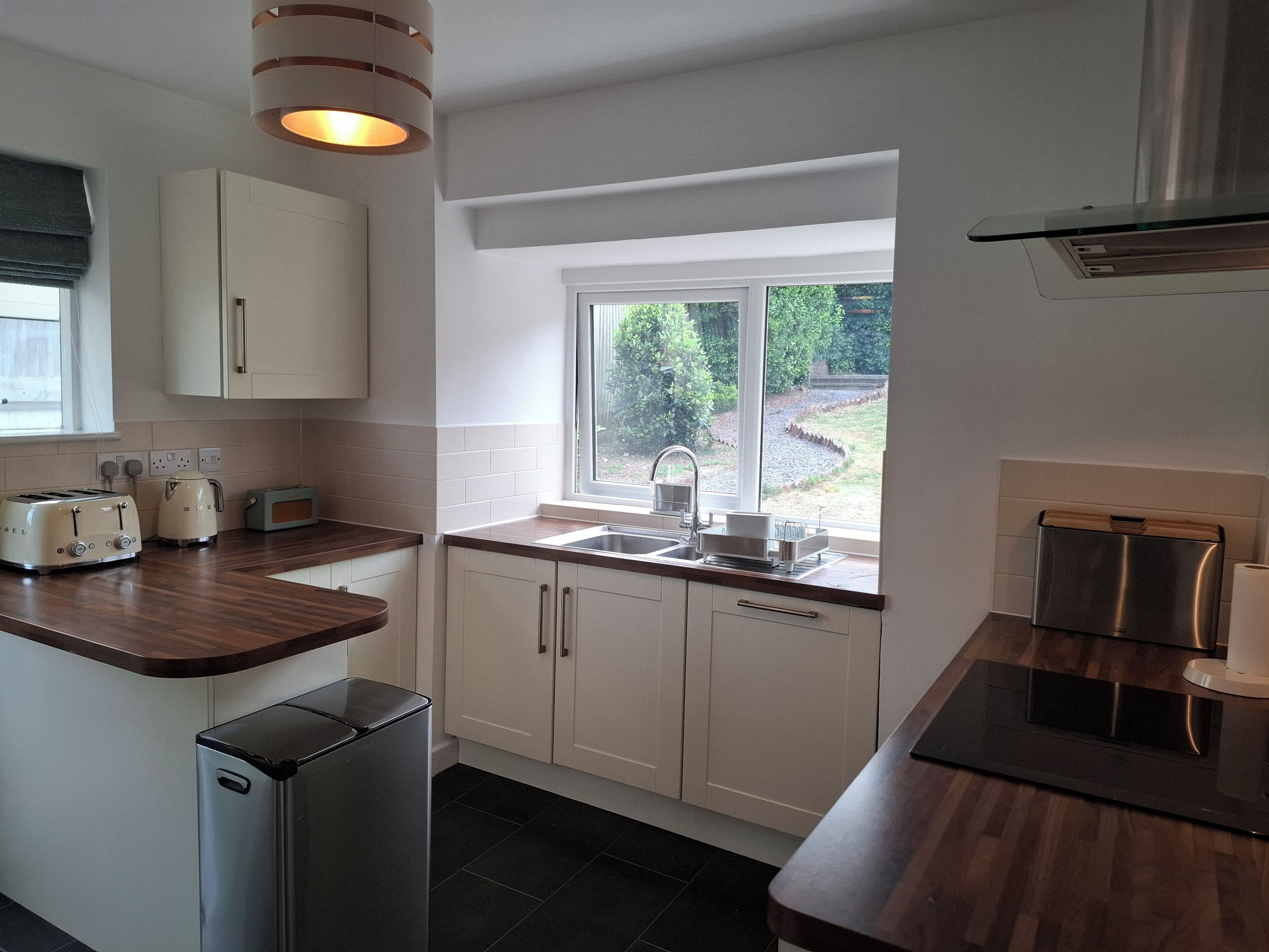 Køleskab, mikrobølgeovn, ovn, kogeplade