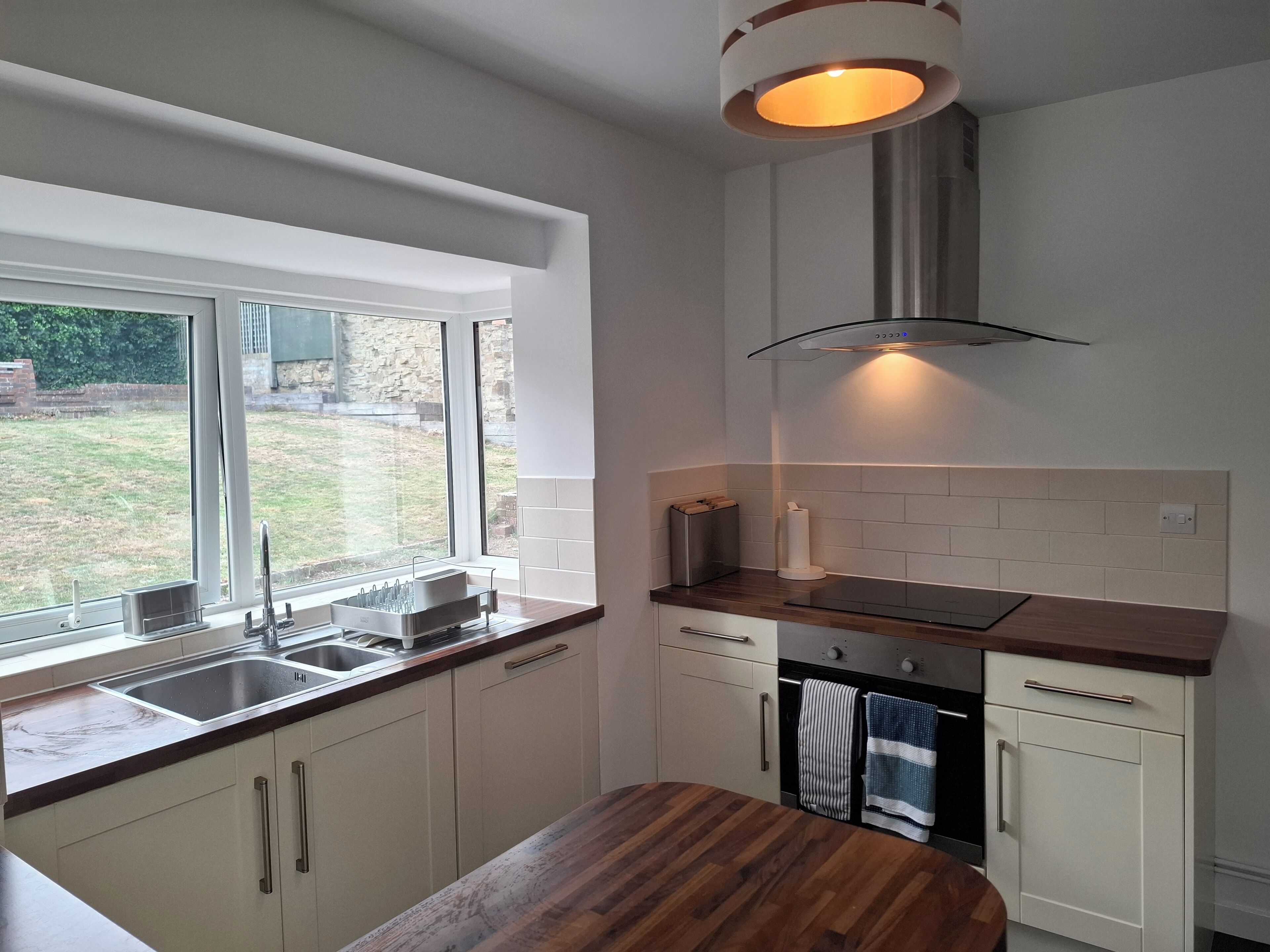 冷蔵庫、電子レンジ、オーブン、コンロ