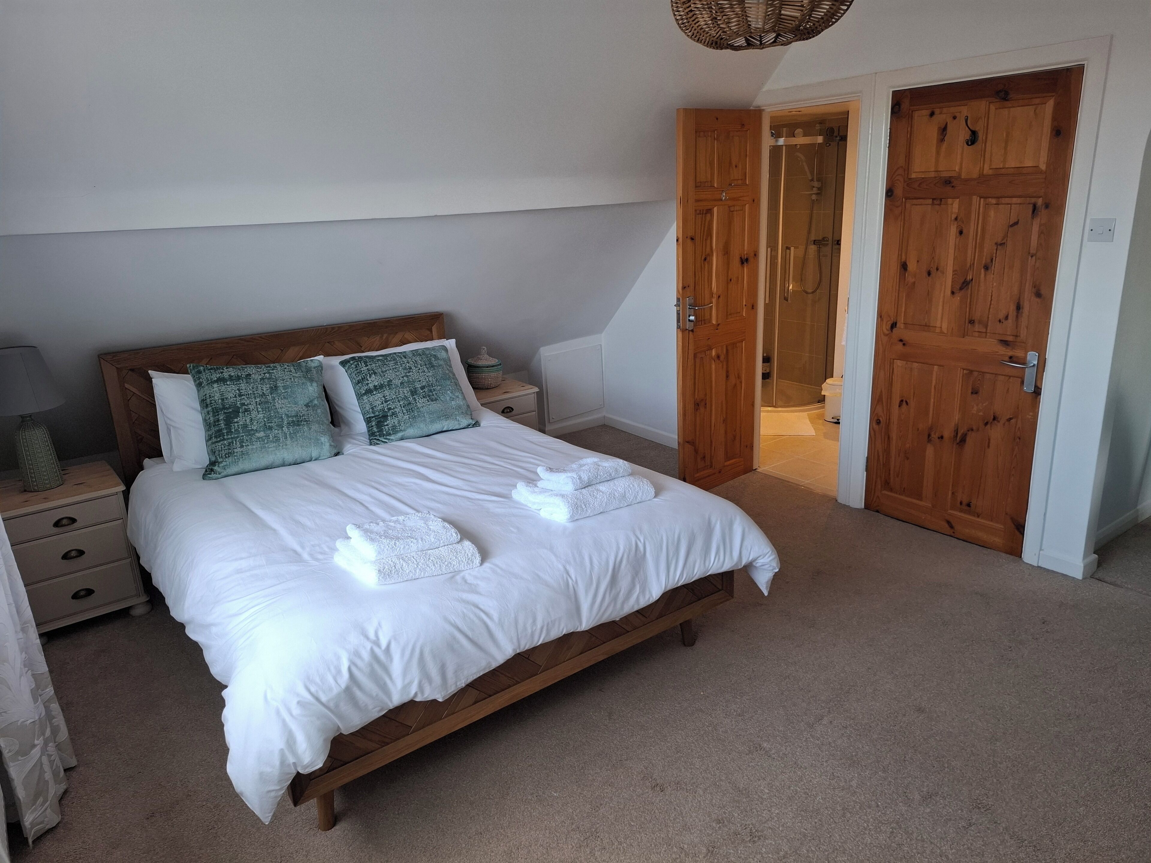 4 室のベッドルーム、アイロン / アイロン台、WiFi (無料)、ベッドシーツ