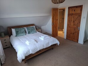 4 عدّة غرف نوم ومكواة/لوح كي وواي فاي مجانًا وملاءات أسرّة