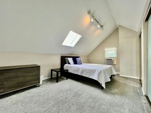 2 bedrooms, WiFi, bed sheets - 2639 Observatory Avenue, Unit 2 · Hyde Park Hideaway Close to Square & Downtown! (Cincinnati)
