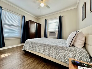 2 bedrooms, WiFi, bed sheets - 2639 Observatory Avenue, Unit 2 · Hyde Park Hideaway Close to Square & Downtown! (Cincinnati)