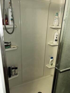 Dusche, Haartrockner, Handtücher, Seife